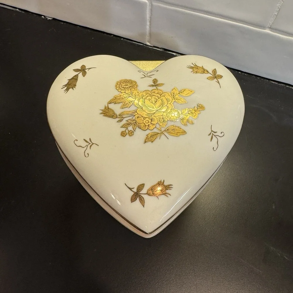Arnart Heart Shaped Porcelain Vanity Jar Pedestal Hand Painted MCM Lidded Hinged